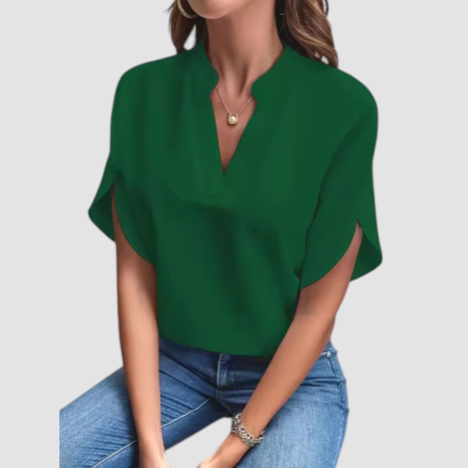 Zaluva™ | Malin – V-ringad topp i mjukt tyg och feminin ton