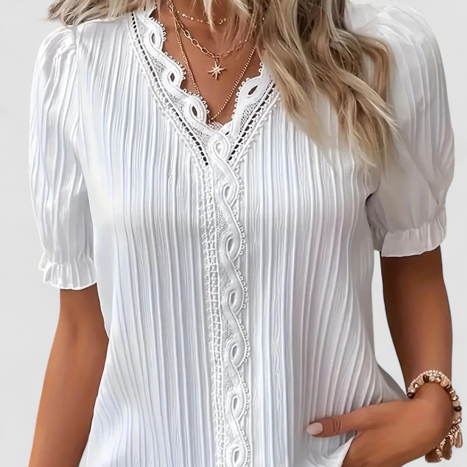 Zaluva™ | Elvira – Blus med spets och veckdetaljer