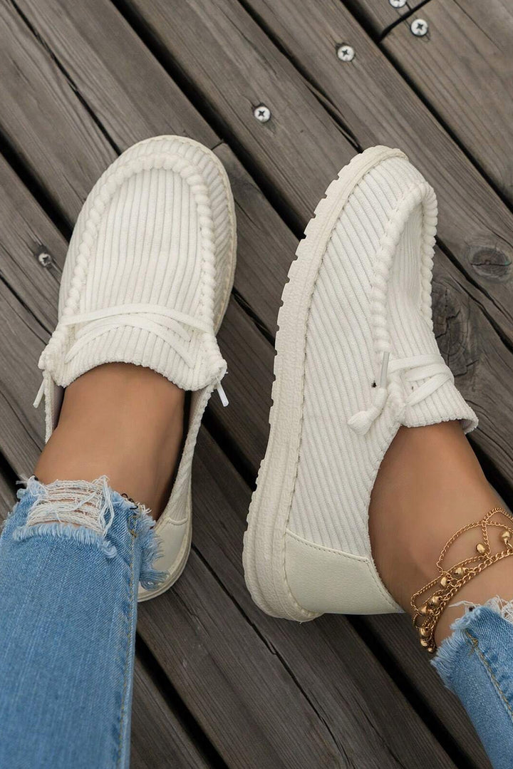 Vita ribbade slip-on-skor