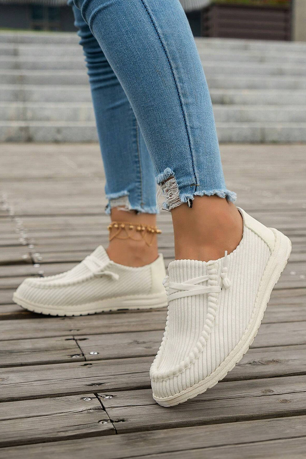 Vita ribbade slip-on-skor