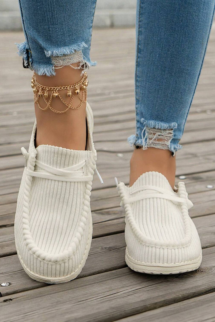 Vita ribbade slip-on-skor
