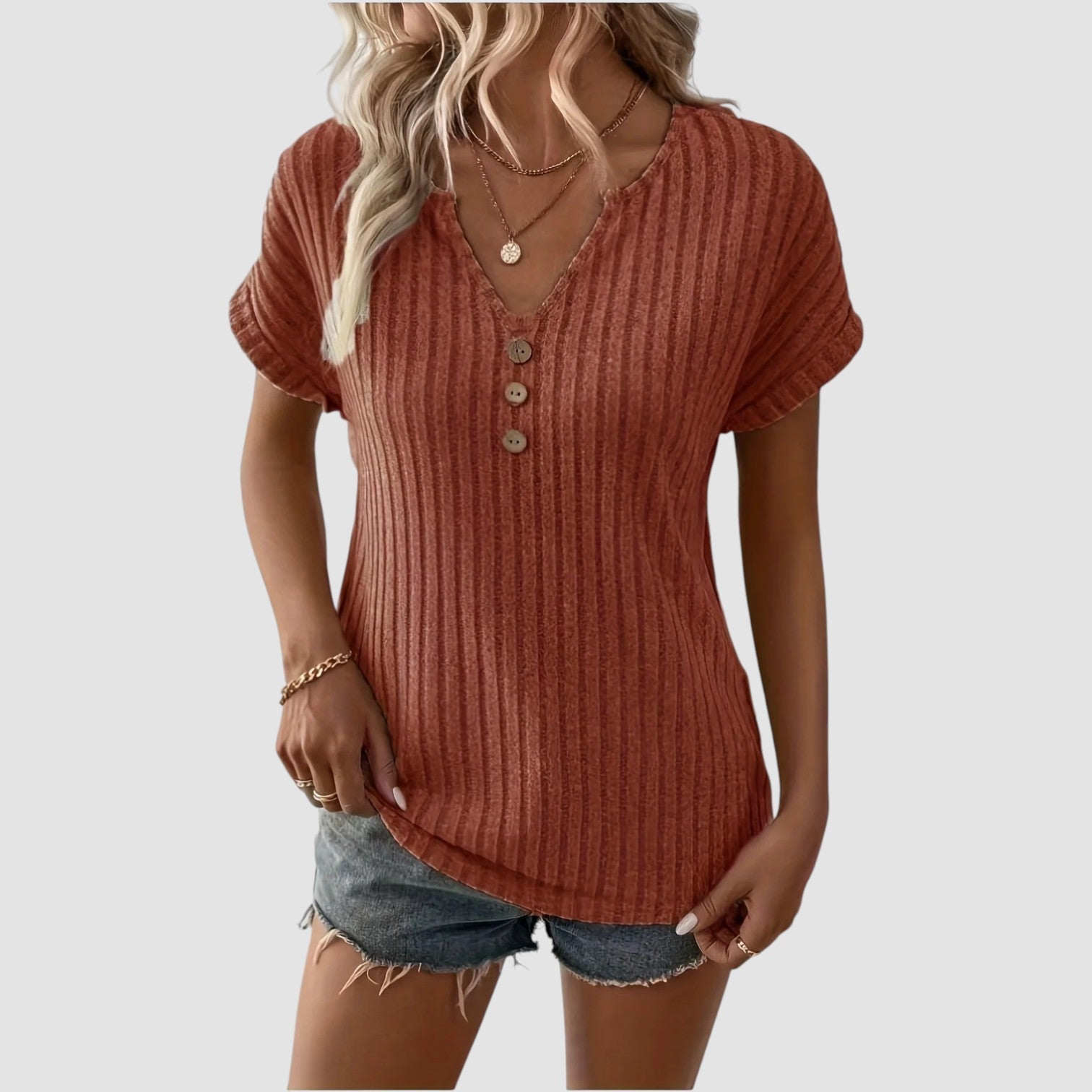 Zaluva™ | Svala – Ribbstickad topp med knappar